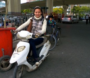 La jeune femme au scooter