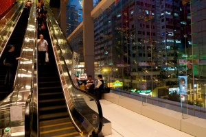 Les escalators de iSquare, avec vue sur la ville.