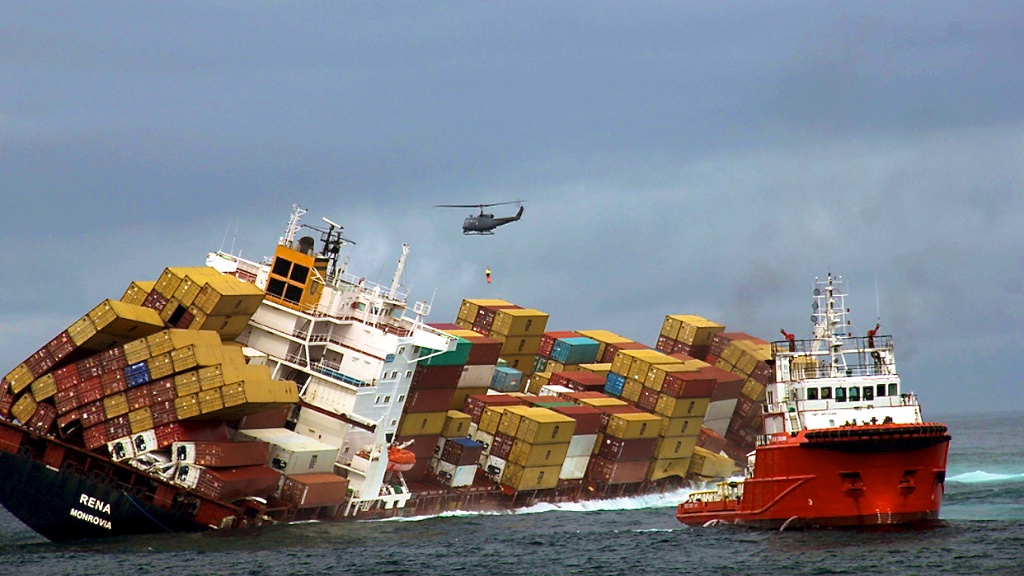 http://www.urbain-trop-urbain.fr/wp-content/uploads/2012/02/Naufrage-du-Rena-pr%C3%A8s-de-Tauranga-New-Zealand-on-October-13-2011.-About-88-containers-have-fallen-off-the-deck-of-the-236-meter-vessel.jpg