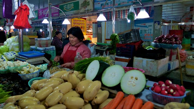 Paysanne vendant ses légumes dans un petit marché du nord de Shanghai, tout près de la gare.